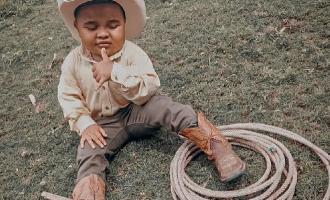 A José David le gusta montar a caballo, enlazar terneros o puercos, y jugar con los gallos. Foto / Cortesía.